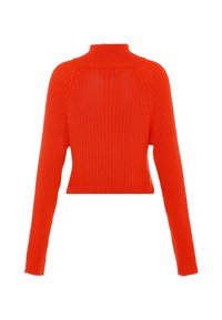 Jasne oranžové pletené svetrové s dlhými rukávmi a vysokým golierom, zobrazené zozadu na bielom pozadí.