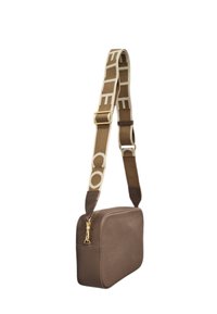 Borsa a tracolla in pelle marrone con texture, dotata di una tracolla beige con motivo e hardware dorato. Chiusura a zip nella tasca principale. Forma rettangolare.
