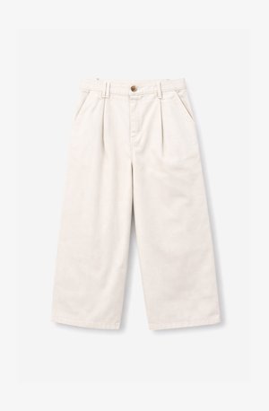 Lyse beige bukser med vide ben, forreste folder, sidelommer, bæltestropper og en brun knaplukning i taljen.