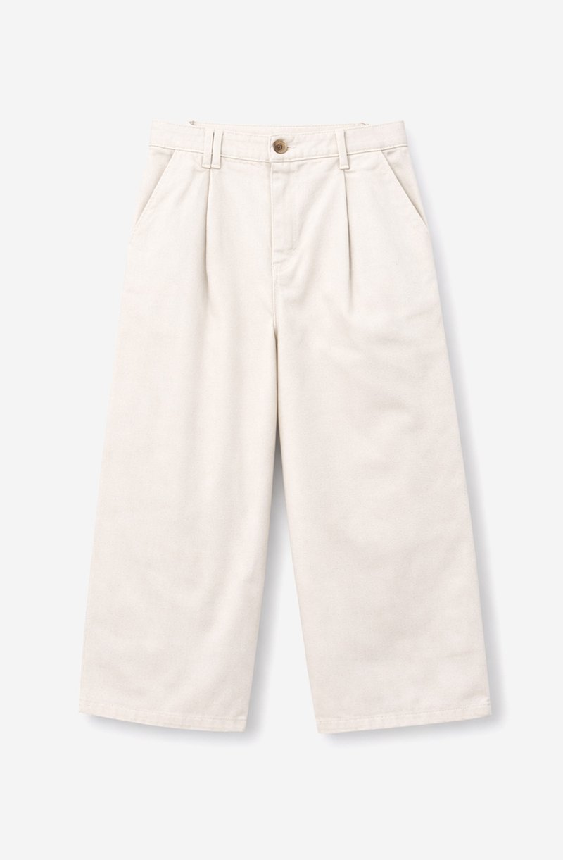 Φαρδύ παντελόνι σε ανοιχτό μπεζ με τσάκιση μπροστά, πλαϊνές τσέπες, θηλιές για ζώνη και καφέ κουμπί στο ύψος της μέσης.