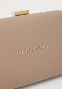 Clutch de cuero beige con un acabado texturizado, que presenta un cierre de metal dorado y el logo "VALENTINO" en relieve en la parte frontal.
