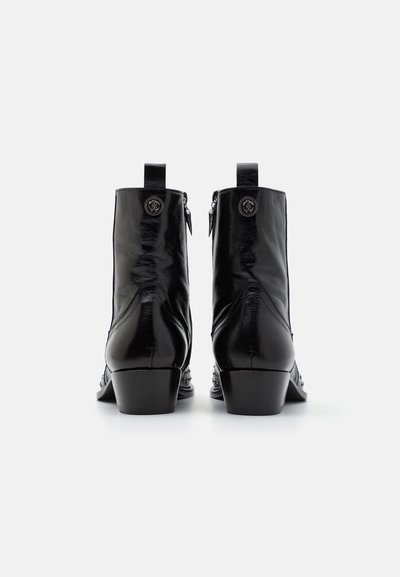 Roberto Cavalli PRINCE - Botines camperos - black