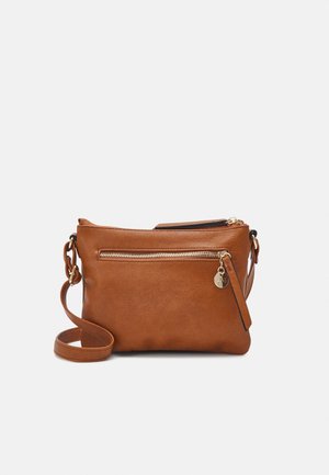 Sac bandoulière en cuir marron avec une poche zippée à l'avant et une sangle réglable sur un fond uni clair.