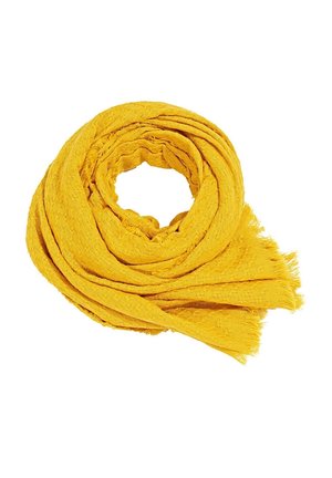 Bufanda tejida de color amarillo brillante dispuesta en una espiral suelta con bordes con flecos sobre un fondo blanco.