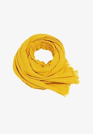Bufanda tejida de color amarillo brillante dispuesta en una espiral suelta con bordes con flecos sobre un fondo blanco.