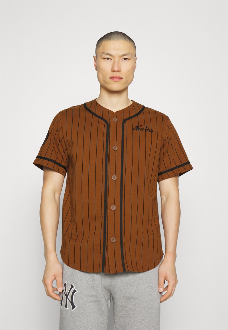 Maglietta Oversized Uomo New Era Ne Pinstripe - Casual, Comoda, Perfetta Per Lo Sport E Il Tempo Libero