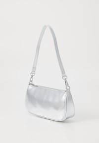 Borsa a mano metallica argento con un design slim, forma piatta e chiusura a zip. Caratterizzata da una sola tracolla regolabile e dettagli metallici.