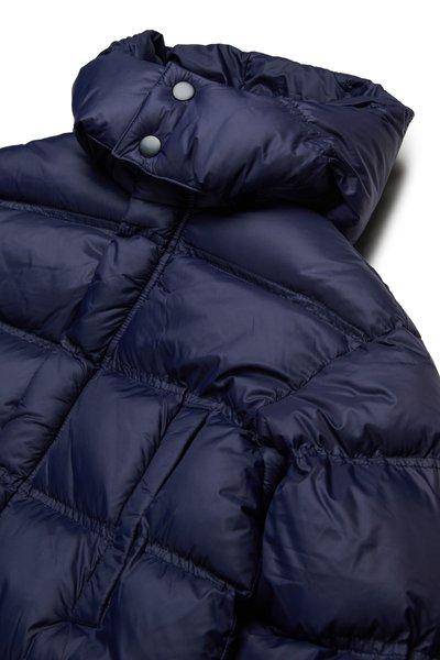 Chaqueta de plumas navy con cuello alto, botones a presión, diseño acolchado, textura suave y secciones acolchadas para aislamiento.