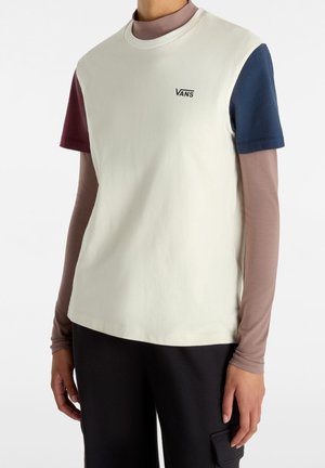 Kortærmet Vans t-shirt i creme med maroon og marineblå ærmer, med en rund hals og logo på brystet; lavet af bomuld.