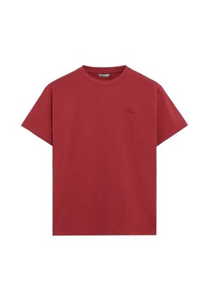 Rood katoenen t-shirt met korte mouwen, ronde hals en een klein zwart logo op de linkerborst gedrukt. Soepele textuur.