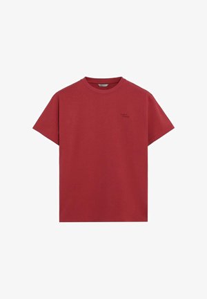 T-shirt rossa in cotone con maniche corte, scollo rotondo e un piccolo logo nero stampato sul lato sinistro del petto. Tessuto liscio.