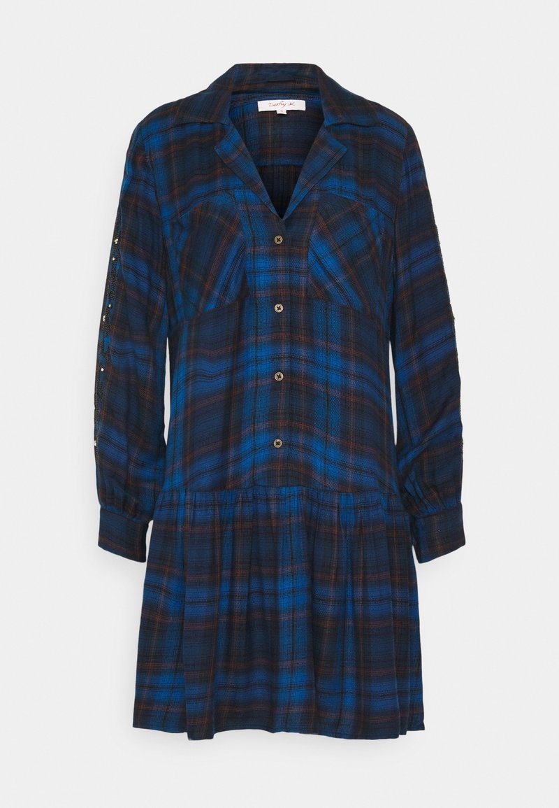 Blå och svart rutmönstrad skjortklänning med långa ärmar, knapplåsning, två bröstfickor och en rynkad midja. Mjuk tygtextur.