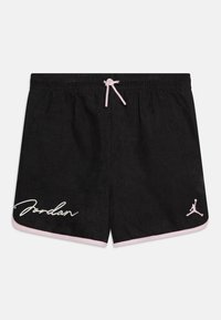 Černé sportovní šortky s růžovou šňůrkou, na bocích s bílým vyšitým podpisem "Jordan" a růžovým logem Jumpman.