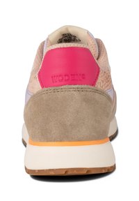 Mehrfarbiger Sneaker mit einer pinken Lederferse, hellbraunem Wildleder und einem strukturierten Mesh-Obermaterial. Weiße Zwischensohle und braune Gummisohle.