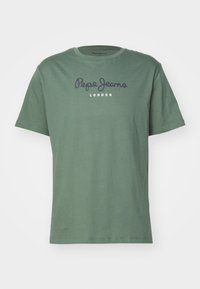 Oliwkowa bawełniana koszulka z krótkimi rękawami i okrągłym dekoltem. Posiada logo "Pepe Jeans" w granatowym nad napisem "LONDON" wydrukowanym na biało.