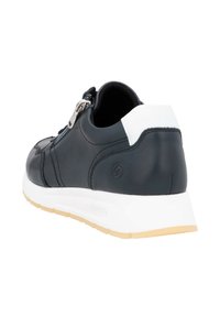 Schwarze Ledersneaker mit weißem Fersenakzent, seitlichem Reißverschluss, runder Zehenpartie und einer leichten Gummisohle. Strukturierte Oberfläche an der Oberseite.