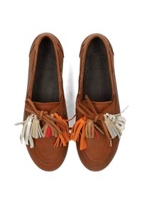 Braune Leder-Mokassins im Stil mit bunten Quasten in Orange, Beige, Weiß und Rot, mit einem strukturierten schwarzen Innenraum.