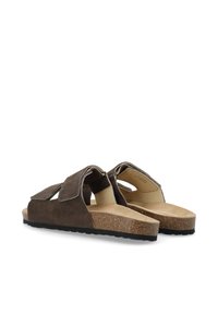 Sandalias de ante marrón con diseño de punta abierta, doble correa ajustable, plantilla de corcho y suela de goma texturizada para un mejor agarre.