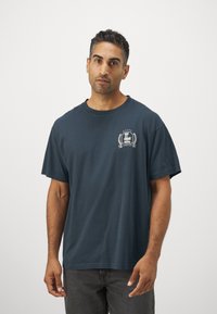 Legacies LEGACIES DROP TEE - Trükipildiga T-särk - vintage black