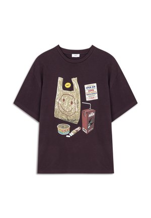 Camiseta de manga corta, de color púrpura oscuro, con un gráfico de una bolsa de compras sonriente, con ilustraciones de atún, zumo y detalles de un concierto.