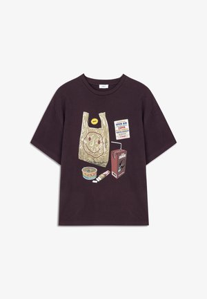 T-shirt a maniche corte di colore viola scuro con una grafica di una borsa della spesa sorridente, arricchita da illustrazioni di tonno, succo e dettagli di un concerto.