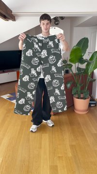 Zelene pižame s potiskom in napisom Yale Bulldogs, narejene iz mehkega materiala z elastičnim pasom.