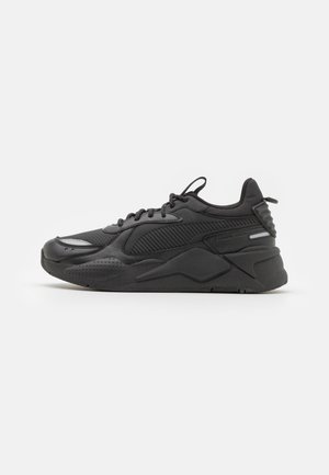 Zwarte sneakers met een getextureerde bovenkant, gemaakt van mesh en synthetische materialen, een dikke zool en reflecterende accenten voor zichtbaarheid.
