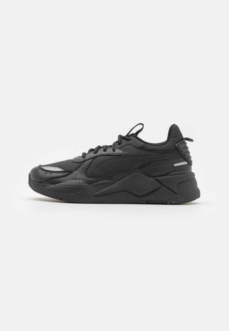 Czarne sneakersy z teksturowaną cholewką, z siateczkowymi i syntetycznymi materiałami, grubą podeszwą oraz odblaskowymi akcentami zapewniającymi widoczność.