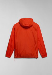 Rode lichtgewicht jas met een capuchon, elastische manchetten en een soepele textuur. Heeft een eenvoudig ontwerp, zonder zichtbare merktekens of patronen.