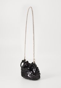 Borsa a tracolla nera con strass dalla forma arrotondata, caratterizzata da una tracolla a catena e da un ulteriore manico in corda. Texture scintillante su tutta la superficie.