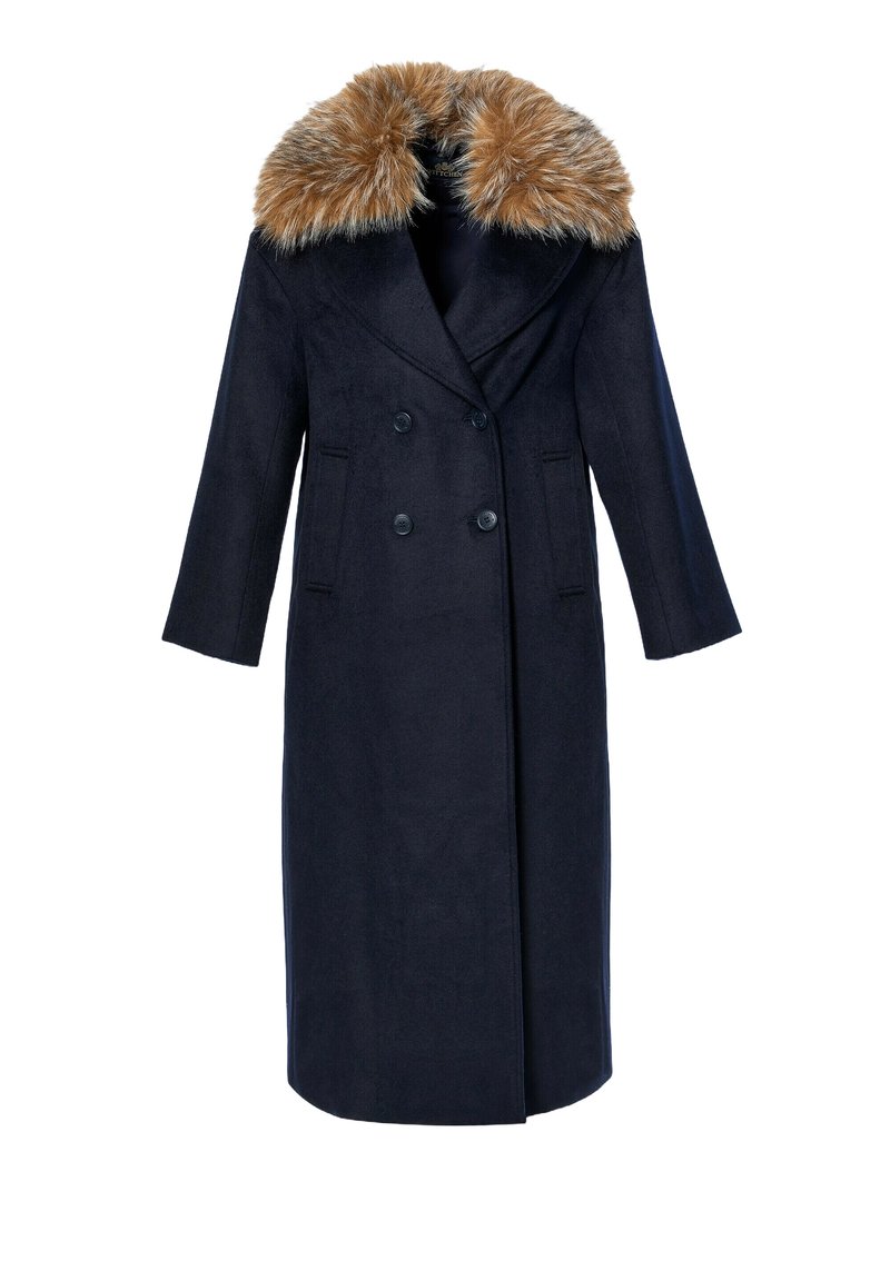 Cappotto doppiopetto blu navy con colletto in pelliccia sintetica, caratterizzato da una linea dritta, maniche lunghe e due tasche laterali. Il tessuto appare morbido e strutturato.