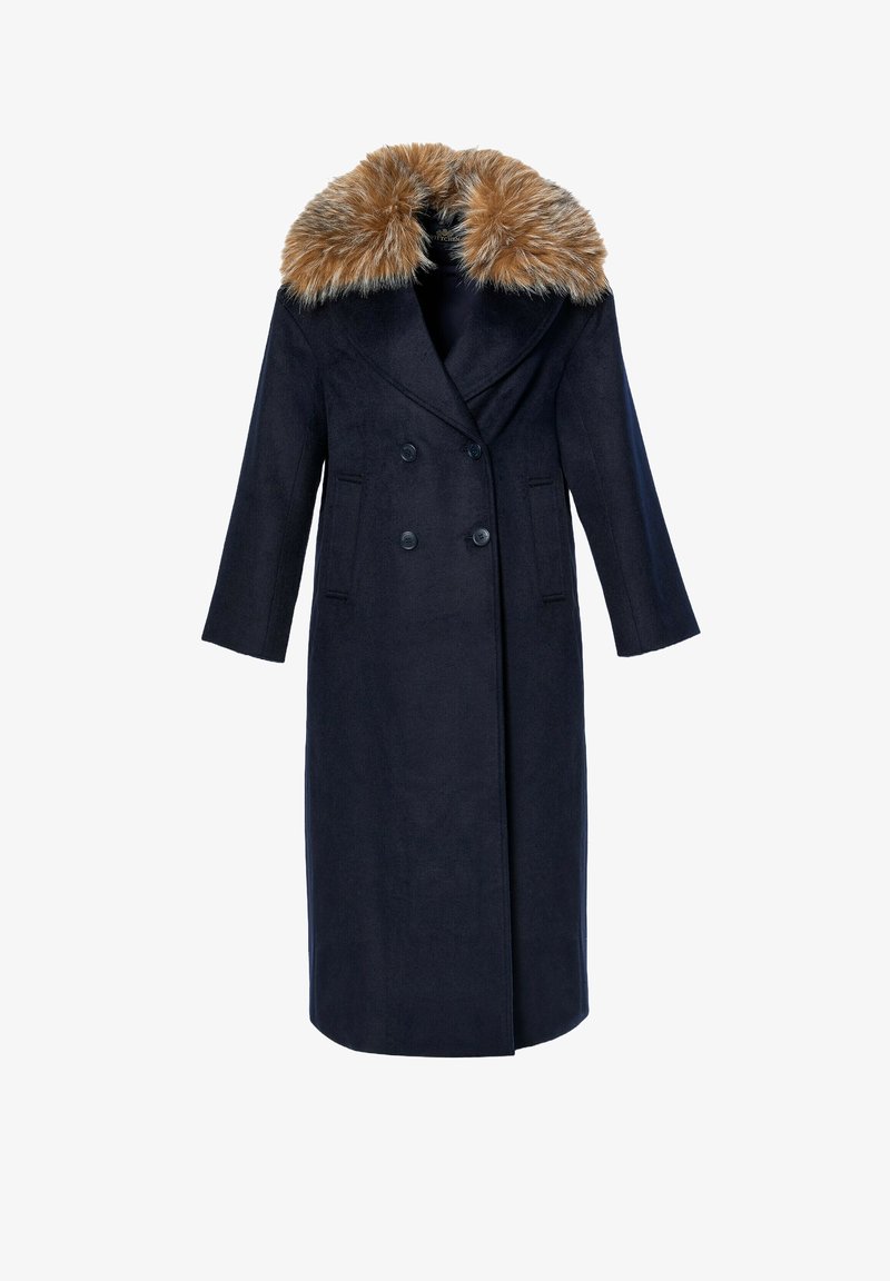 Cappotto doppiopetto blu navy con colletto in pelliccia sintetica, caratterizzato da una linea dritta, maniche lunghe e due tasche laterali. Il tessuto appare morbido e strutturato.