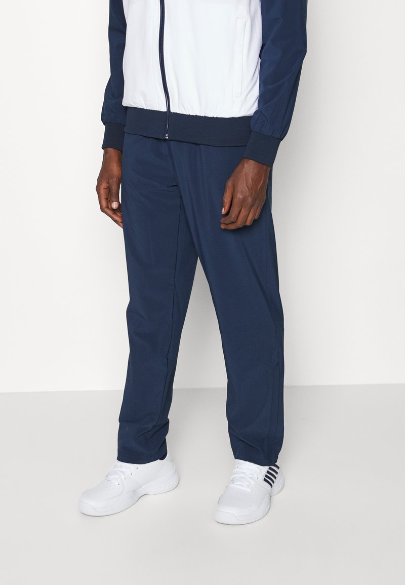 Herren Trainingsanzüge | Fila TRACKSUIT MAX Trainingsanzug white/peacoat blue/weiß - QL88414 Herren Trainingsanzüge | Fila TRACKSUIT MAX Trainingsanzug white/peacoat blue/weiß - QL88414