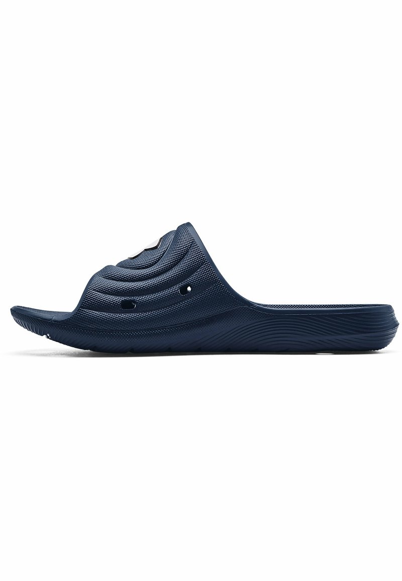 Chancla de color azul marino con un diseño curvado y texturizado, que presenta agujeros de ventilación y una planta suave. Fabricada con material sintético duradero.