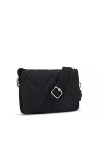 Svart kviltad crossbody-väska i mjukt tyg med rektangulär form, featuring en silverfärgad spänne och justerbar rem.