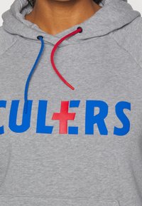 Grau Hoodie mit blauer und roter Schrift. Roter Akzent auf dem "+"-Symbol in "CULERS". Enthält blaue Kordeln und eine weiche Textur.