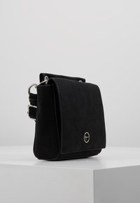 Borsa a tracolla nera in suede con chiusura a pattina, dettagli in metallo argentato e tracolla regolabile. Presenta un design minimalista e una forma rettangolare.