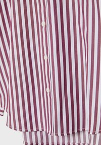 Camicia button-up con righe verticali in rosso scuro e bianco, in tessuto di cotone con una texture liscia e dettagli classici di chiusura a bottoni.