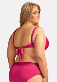 Fuksjowy zestaw bikini z teksturowanym stanikiem na drucie, z regulowanymi ramiączkami i zawiązywaną z tyłu, w połączeniu z wysokim dołem.