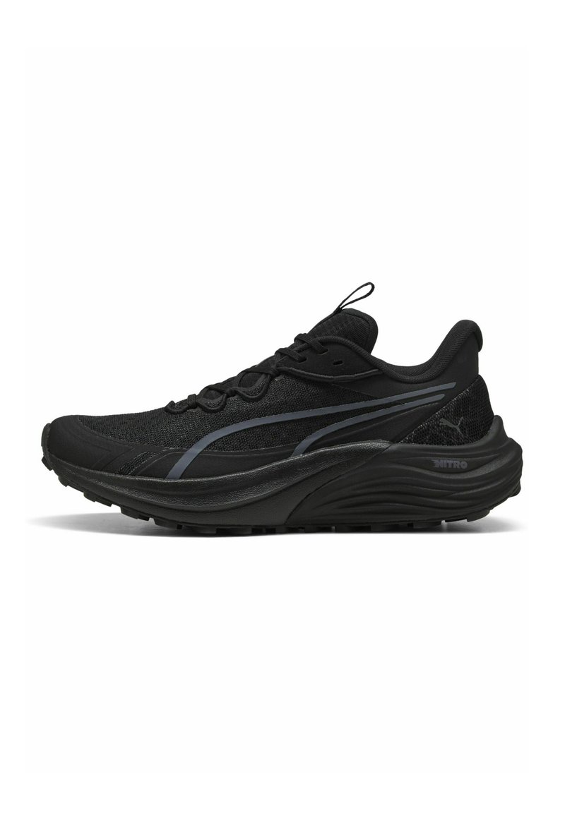 Baskets de sport noires avec une tige en mesh respirant, une semelle rembourrée et des accents gris subtils sur le côté et le système de laçage.