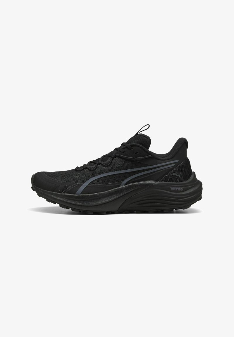 Baskets de sport noires avec une tige en mesh respirant, une semelle rembourrée et des accents gris subtils sur le côté et le système de laçage.