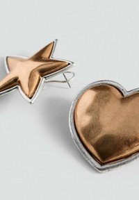 Boucles d'oreilles en forme d'étoile et de cœur de couleur cuivre, avec des contours en ton argent, présentant une surface lisse et réfléchissante ainsi qu'une finition polie.