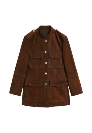 Veste en suède marron avec deux poches poitrine et deux poches basses, fermeture par boutons-pression, et col mandarin avec boutons décoratifs aux épaules.