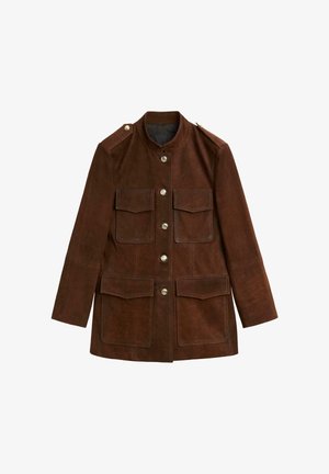 Veste en suède marron avec deux poches poitrine et deux poches basses, fermeture par boutons-pression, et col mandarin avec boutons décoratifs aux épaules.