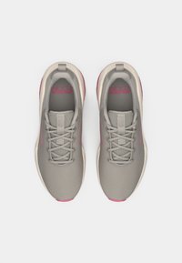 Graue Sportschuhe mit Mesh-Obermaterial, rosa Akzenten und einer gepolsterten Sohle. Verfügt über traditionelle Schnürung und Markenlogo auf der Zunge.