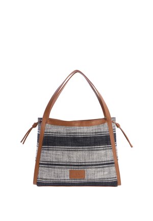 Bolsa tote con rayas horizontales en negro y blanco, ribete de cuero marrón claro, asas y detalles laterales anudados, forma rectangular.