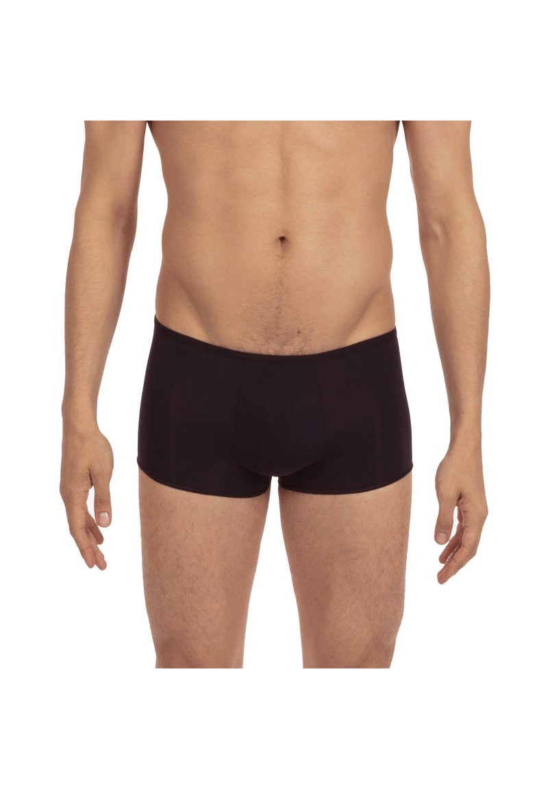 Svarta boxerkalsonger för män med en mjuk textur, midjehöjd och elastiskt midjeband, visade på en manlig modell. Sömlös design synlig.