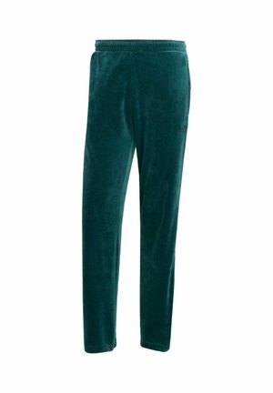 Pantalons joggers en velours vert avec une taille élastique, présentant une coupe ajustée et un détail de logo noir sur la cuisse. Texture douce sur l'ensemble.