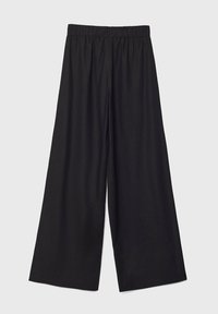 Czarne spodnie o szerokich nogawkach, z elastycznym pasem i luźnym, swobodnym krojem, pokazane na płasko na jednolitym tle.