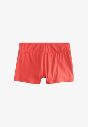Jasnoczerwone sportowe kąpielówki w kolorze koralowym z gładkim pasem i krótkim, dopasowanym krojem, wyłożone płasko na białym tle.